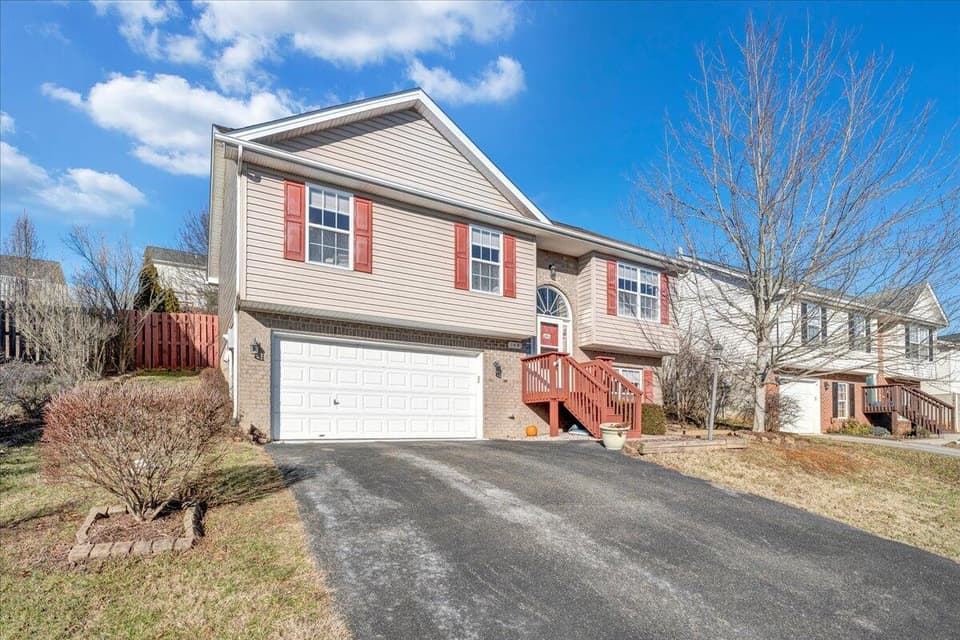 140 Wistaria Drive, photo 2 of 18