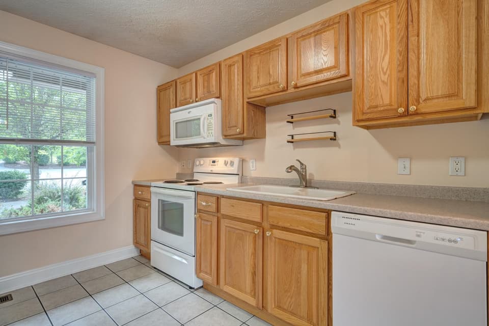 815 Oaktree Boulevard, photo 14 of 30