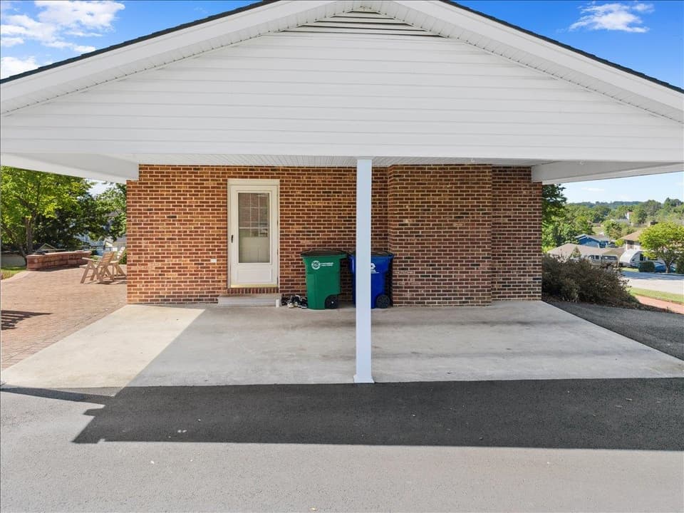 180 Henley Drive, photo 15 of 40