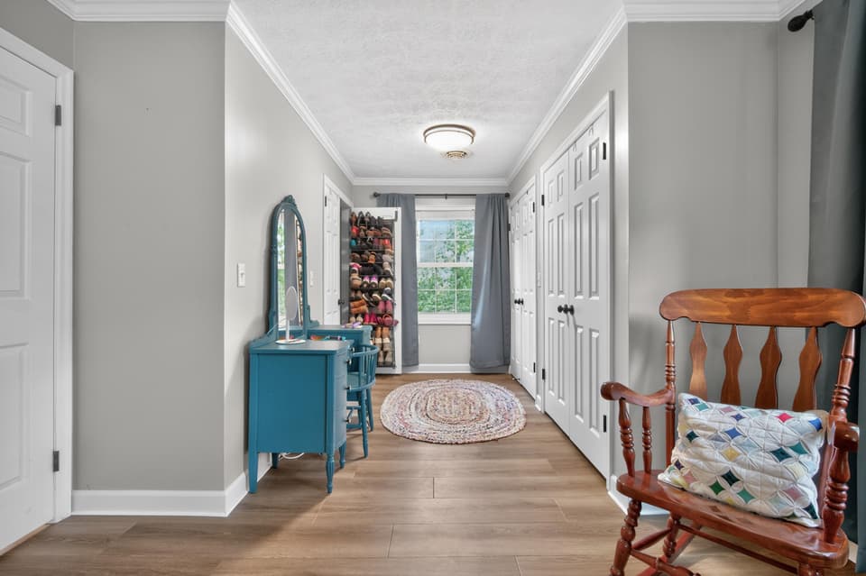 435 Tomahawk Drive, photo 7 of 40