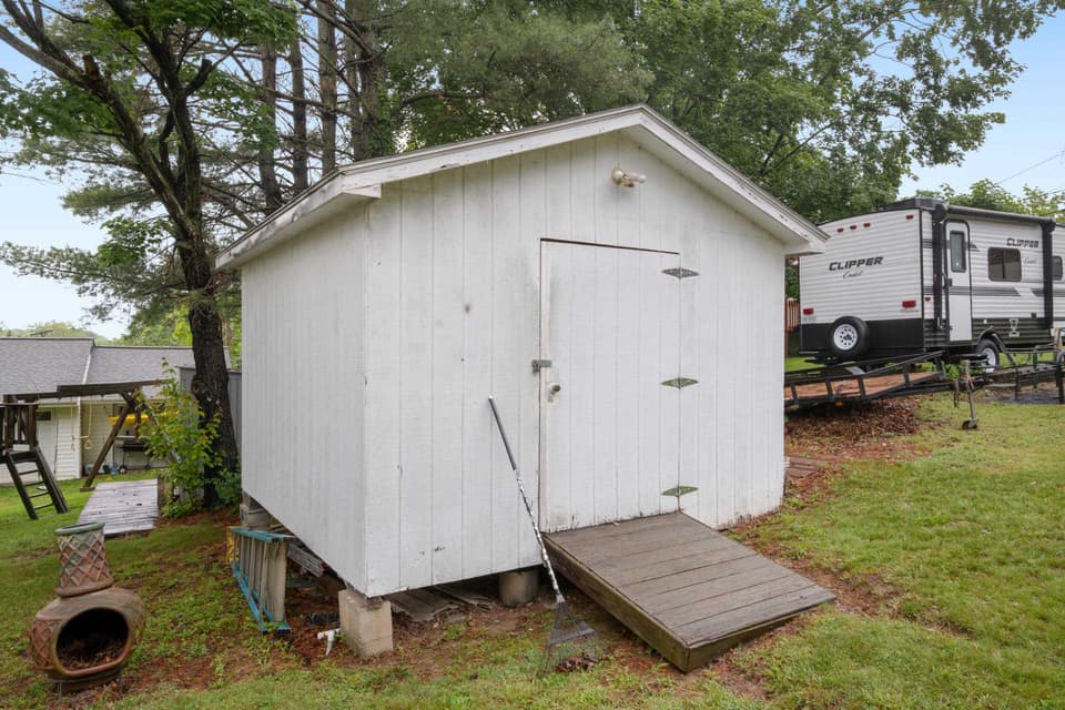 490 Sunnyside Lane, photo 10 of 36