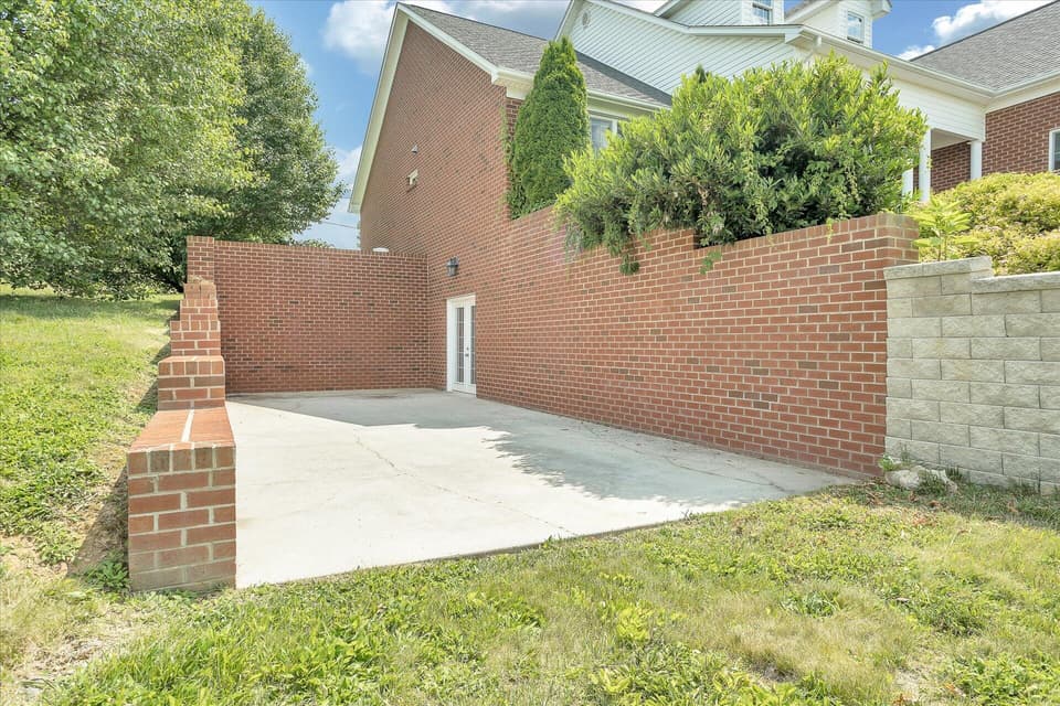 2075 Lake Vista Dr, photo 3 of 38