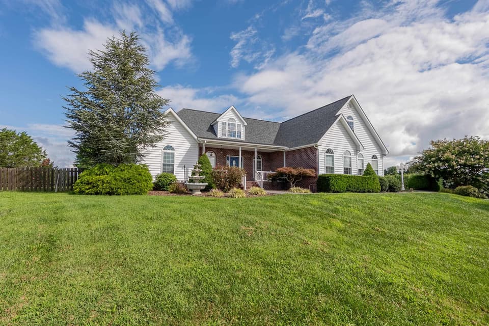 3810 Divine Drive, photo 6 of 40