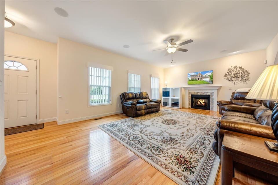 1585 Diana Drive, photo 4 of 38
