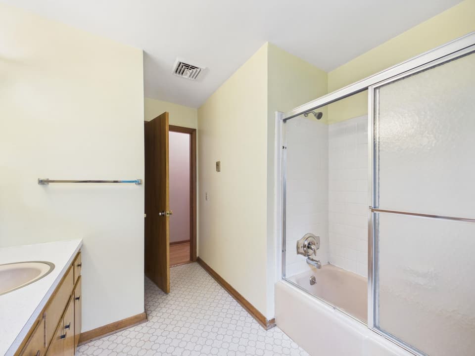 405 Maple Drive SE, photo 18 of 37