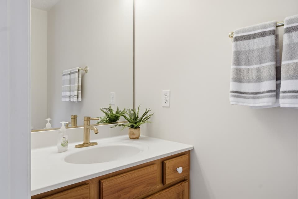 565 Oaktree Boulevard, photo 18 of 31