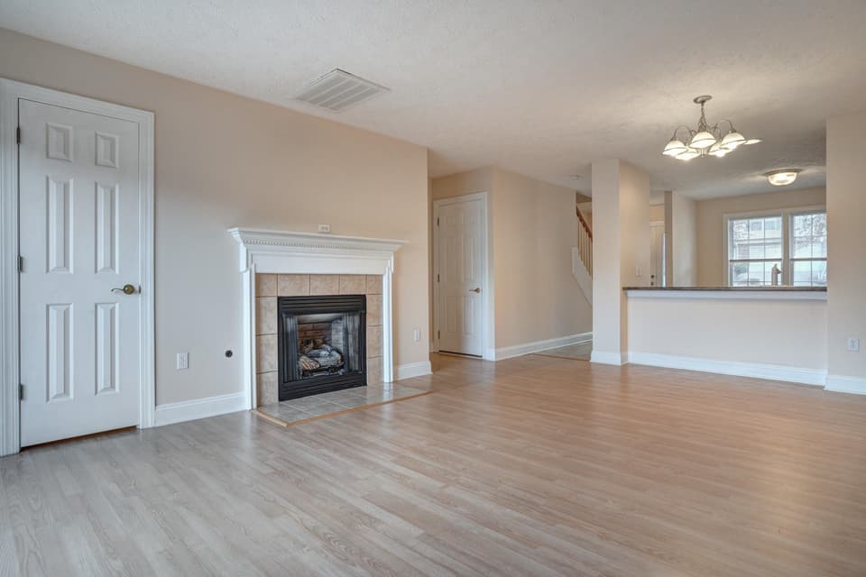 825 Oaktree Boulevard, photo 18 of 32