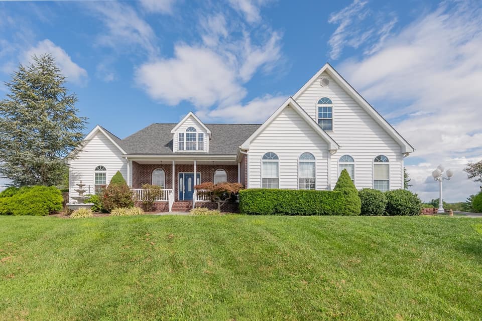 3810 Divine Drive, photo 7 of 40