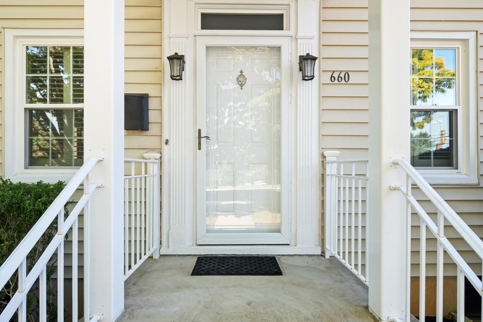 660 W Main Street, photo 8 of 40