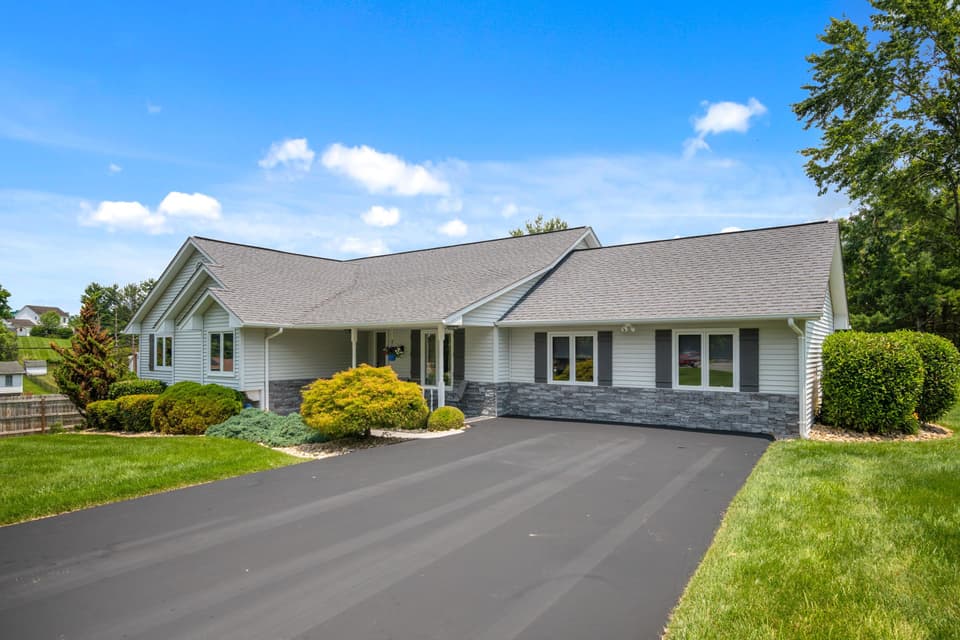 2395 Giles Drive SE, photo 2 of 40