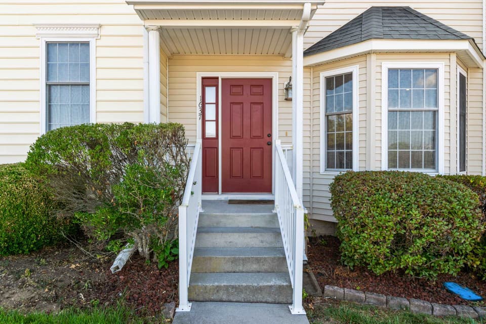 1637 York Drive, photo 2 of 24