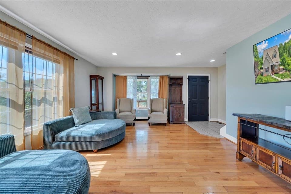 20 Wood Ridge Drive, photo 6 of 40