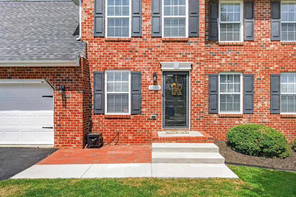 1555 Diana Drive, photo 2 of 40
