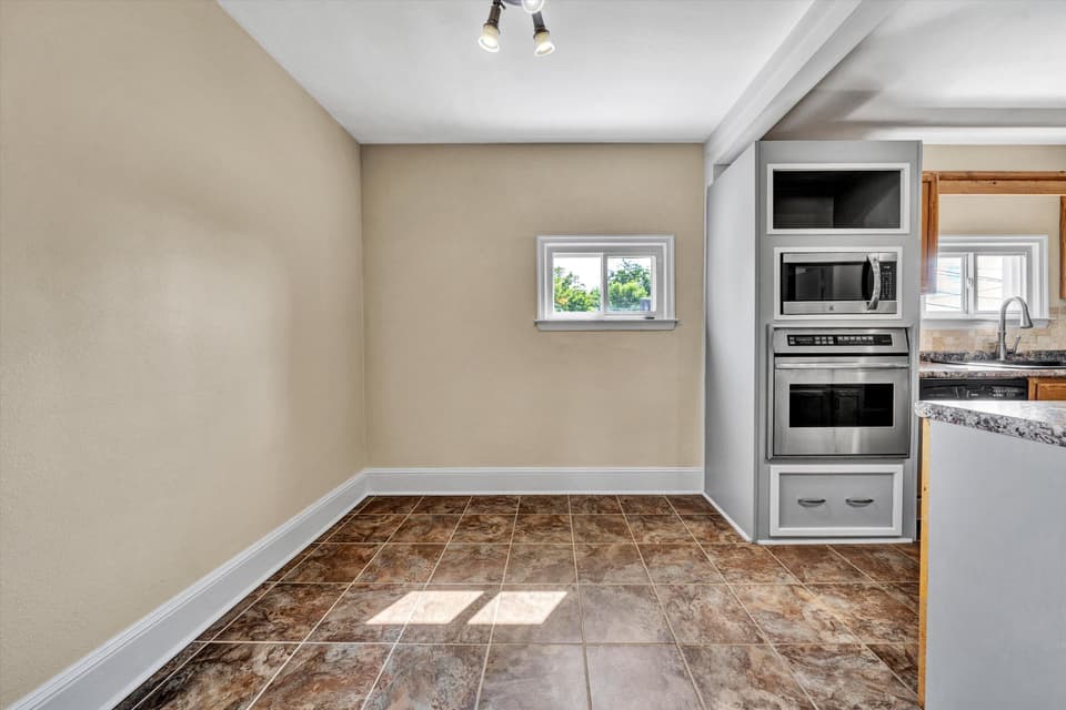215 S Hill Drive, photo 14 of 37