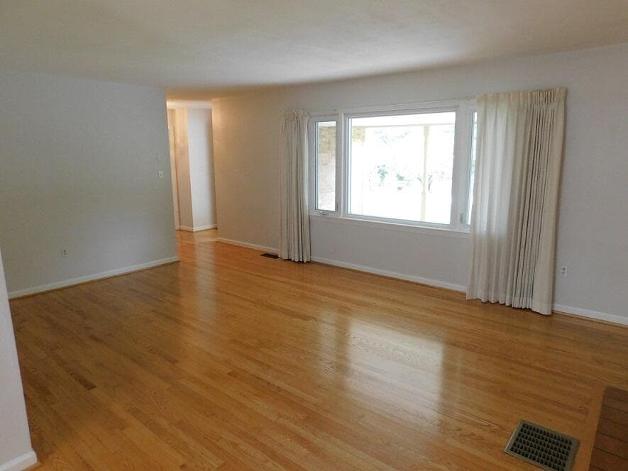 310 Hickory Dr SW, photo 4 of 30