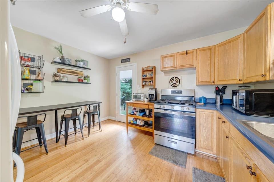 100 Roseland Drive SW, photo 8 of 35