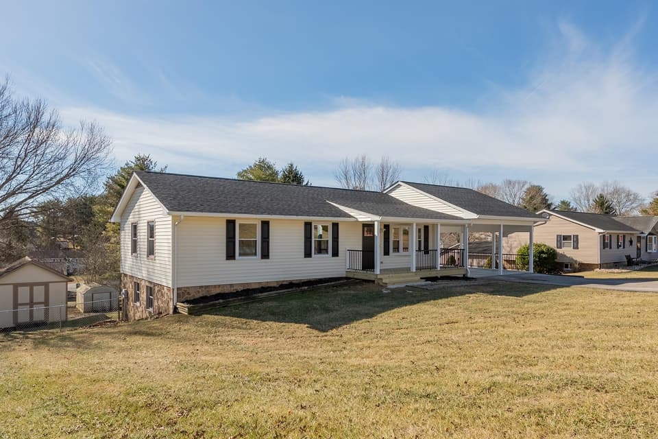 230 Pelham Lane, photo 7 of 40
