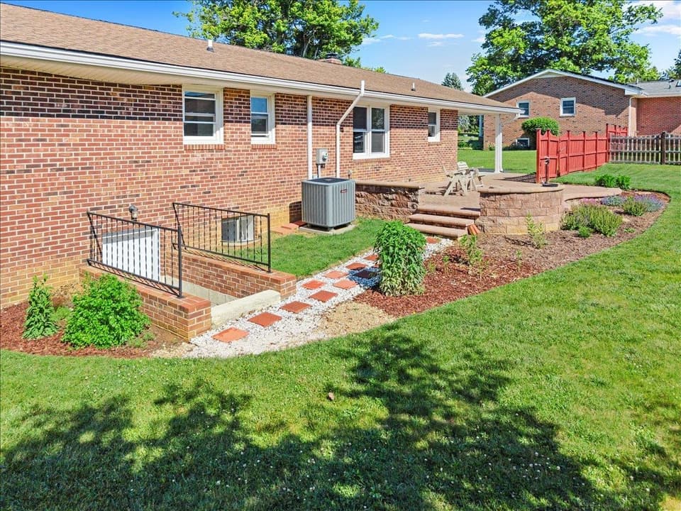 180 Henley Drive, photo 9 of 40