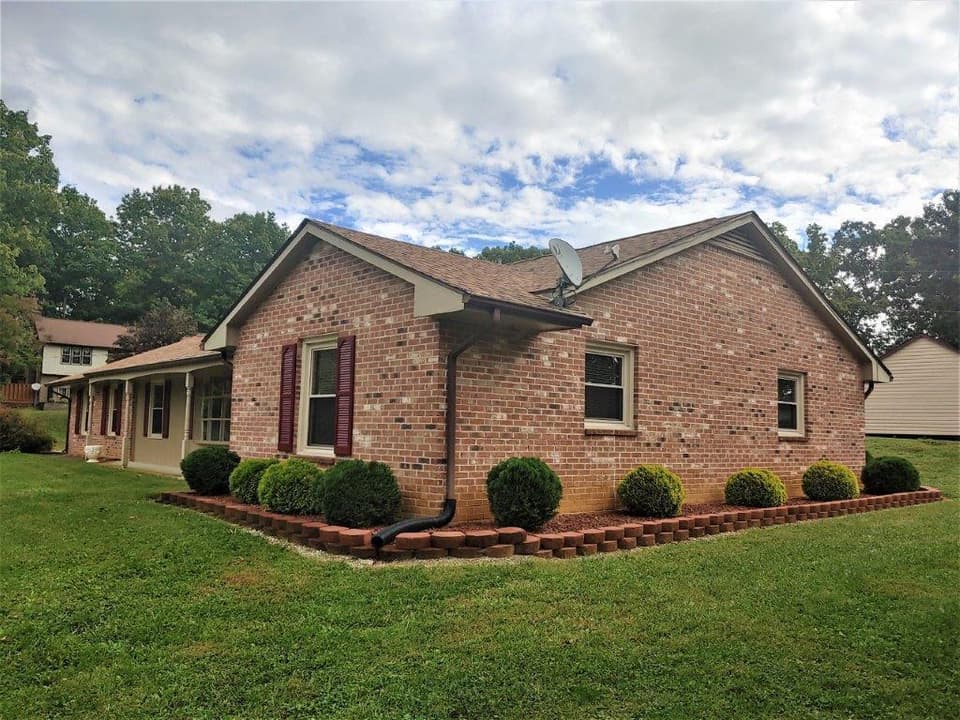 4585 Roanoke St, photo 6 of 40
