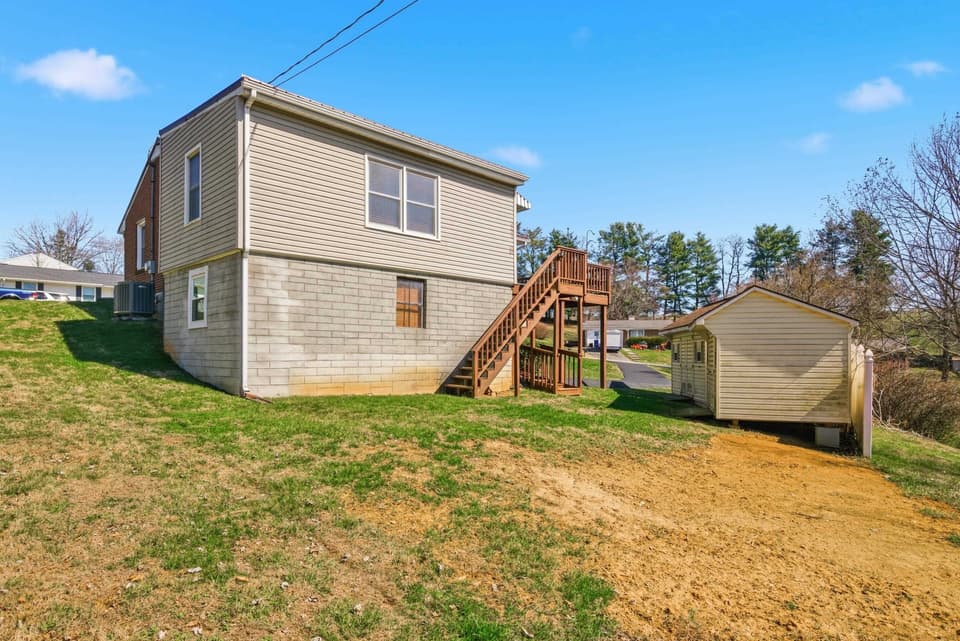 205 Roundhill Drive, photo 14 of 40