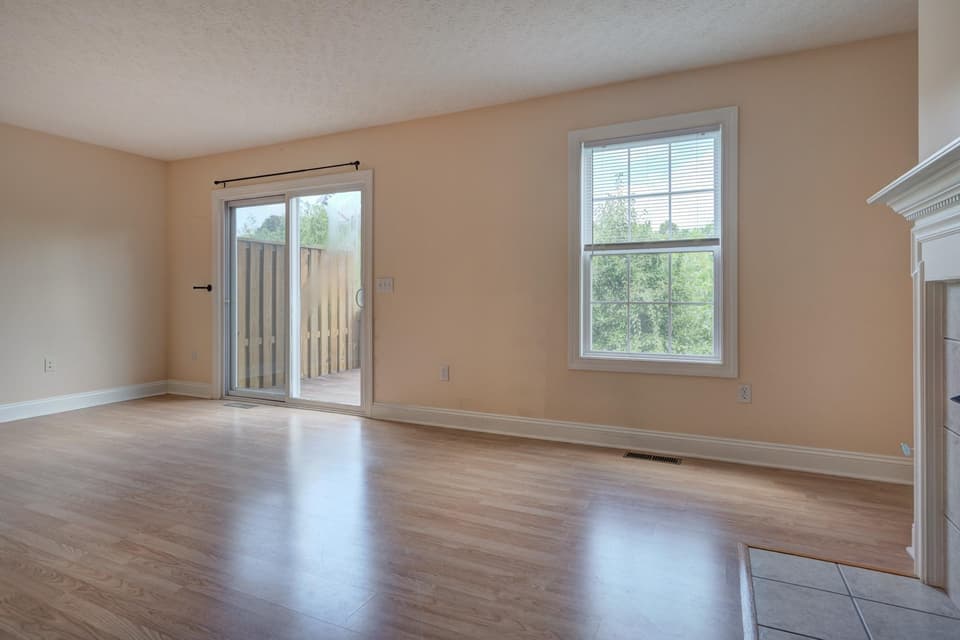 815 Oaktree Boulevard, photo 7 of 30