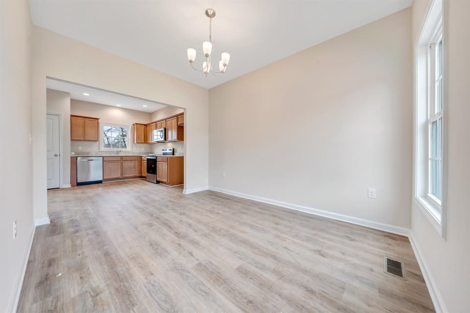 330 Diamond Avenue, photo 7 of 12