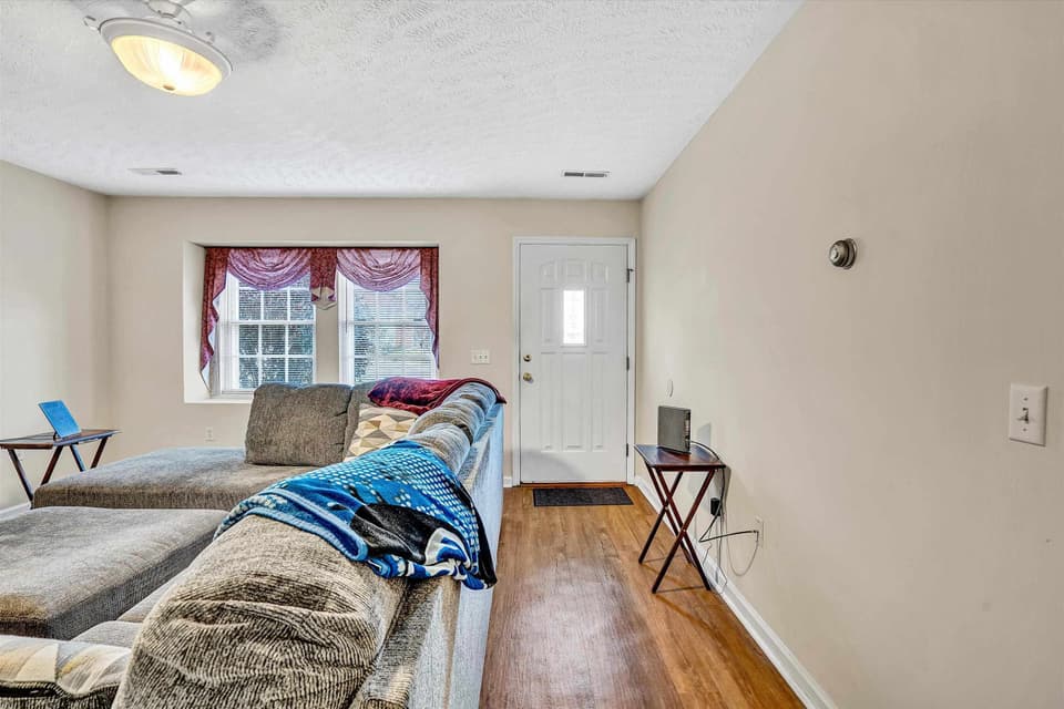 140 Jennifer Street SE, photo 2 of 21