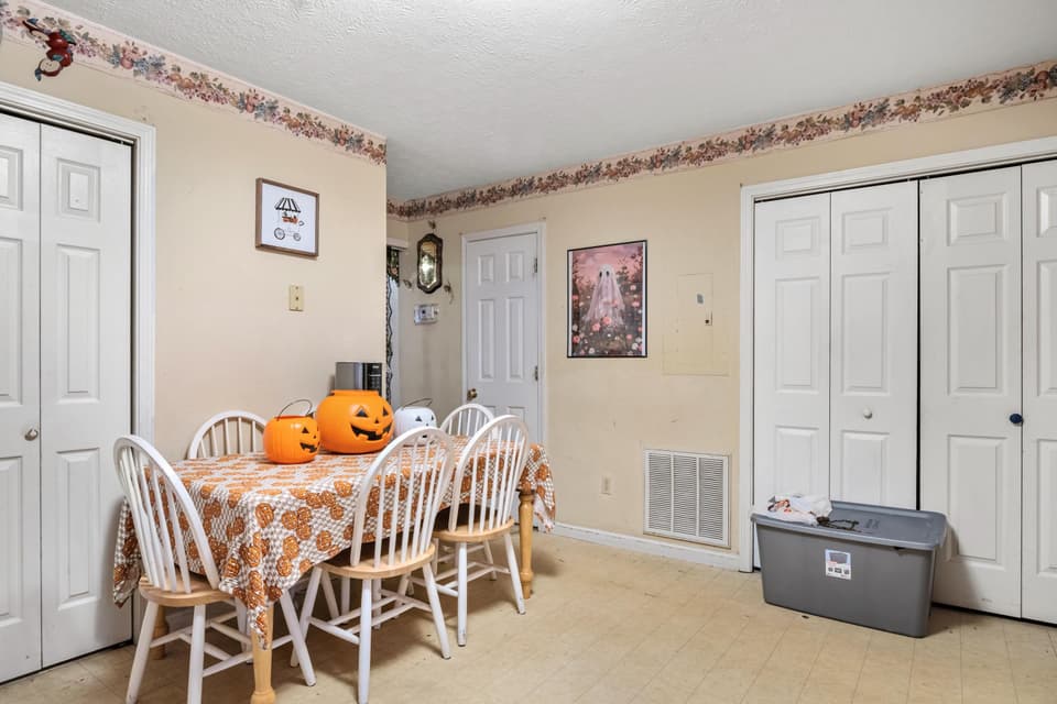 440 Graves Street, photo 5 of 10