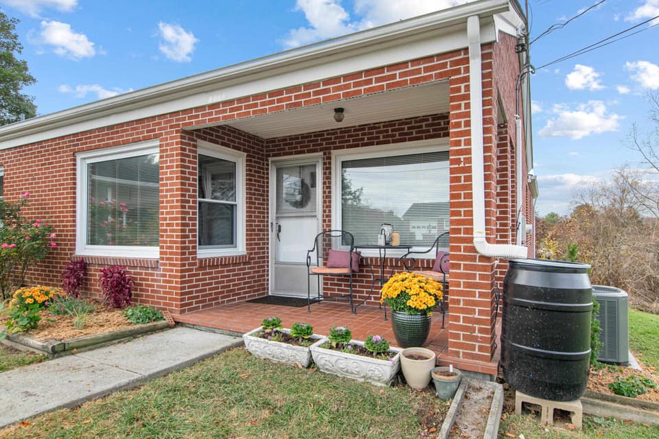 1595 Gallimore Street, photo 3 of 40