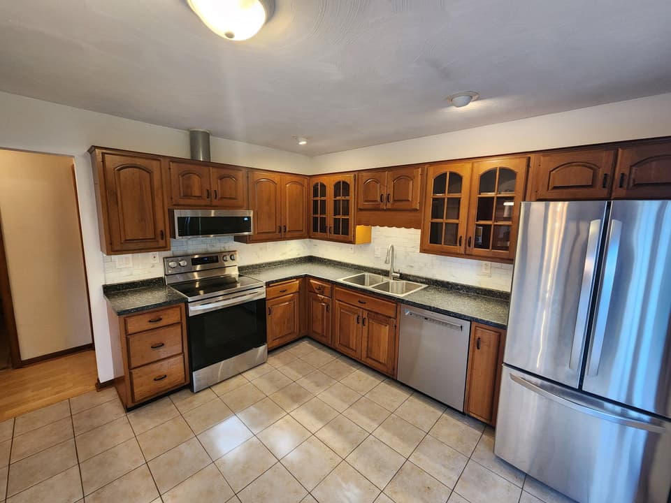 930 Stafford Dr, photo 3 of 39