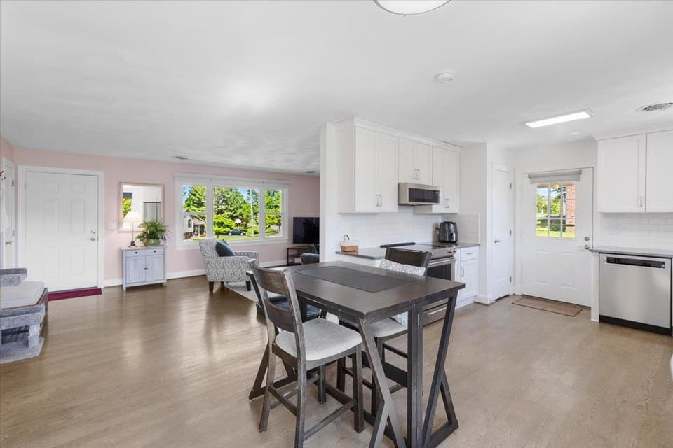 180 Henley Drive, photo 21 of 40