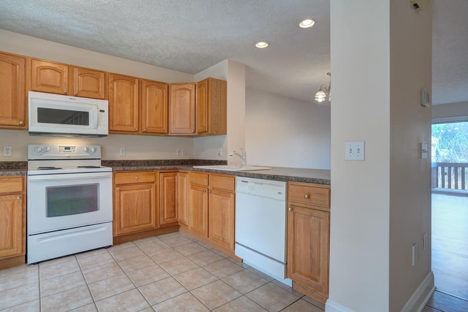 825 Oaktree Boulevard, photo 5 of 32