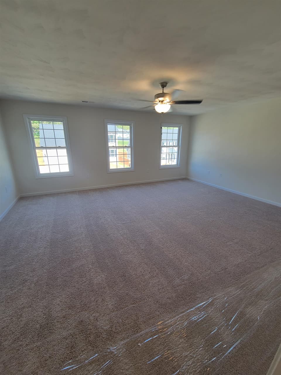 990 Holland Loop, photo 6 of 10