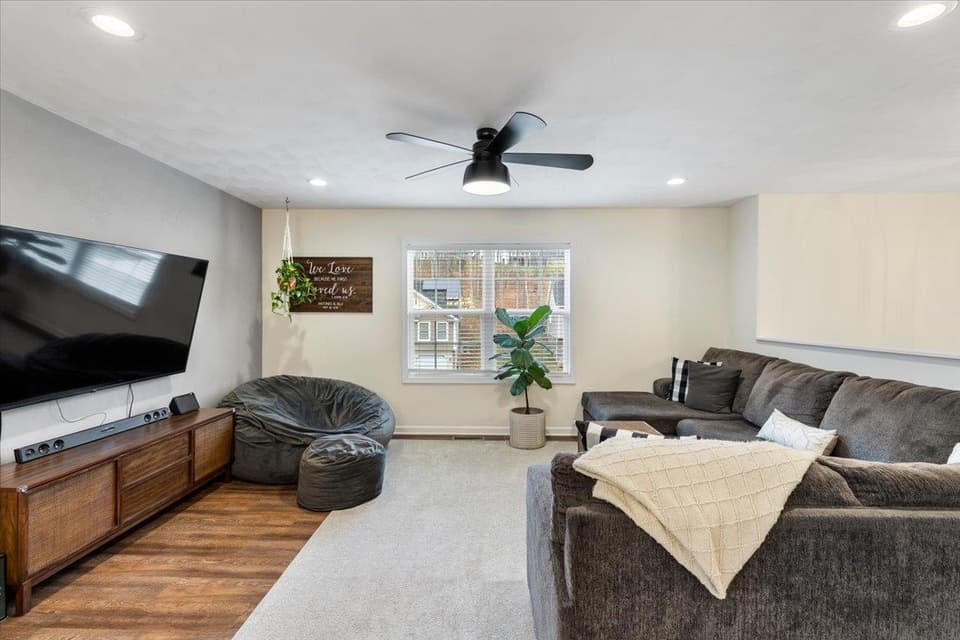 1041 St Clair Lane, photo 7 of 40
