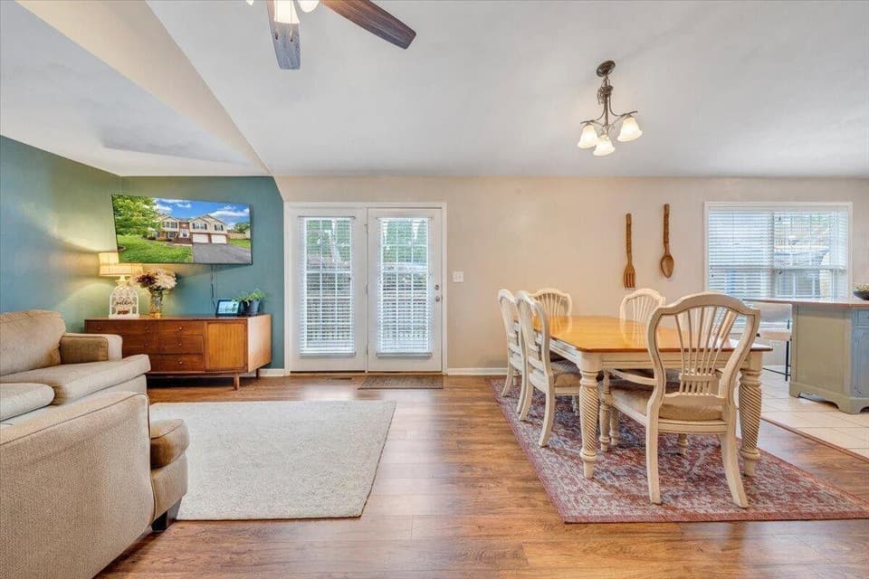 590 Keystone Drive, photo 6 of 37