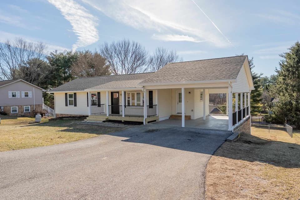 230 Pelham Lane, photo 6 of 40
