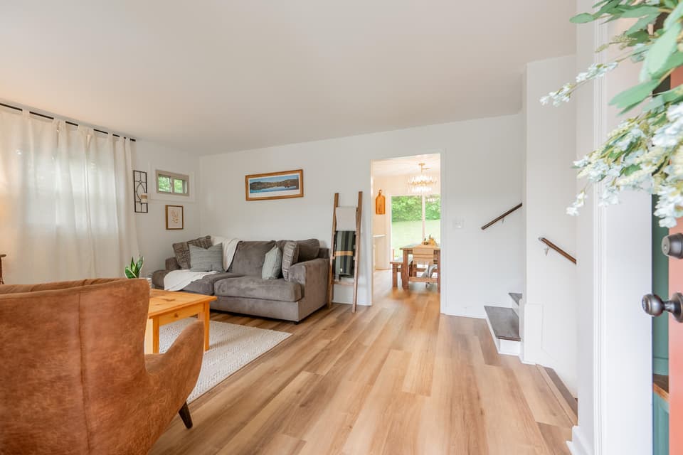 305 Overland Drive, photo 4 of 40