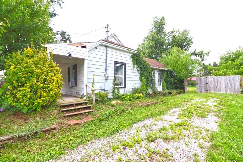 402 Craig St NE, photo 2 of 17