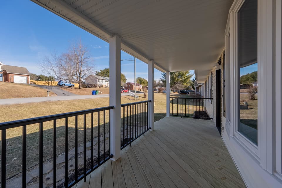 230 Pelham Lane, photo 10 of 40