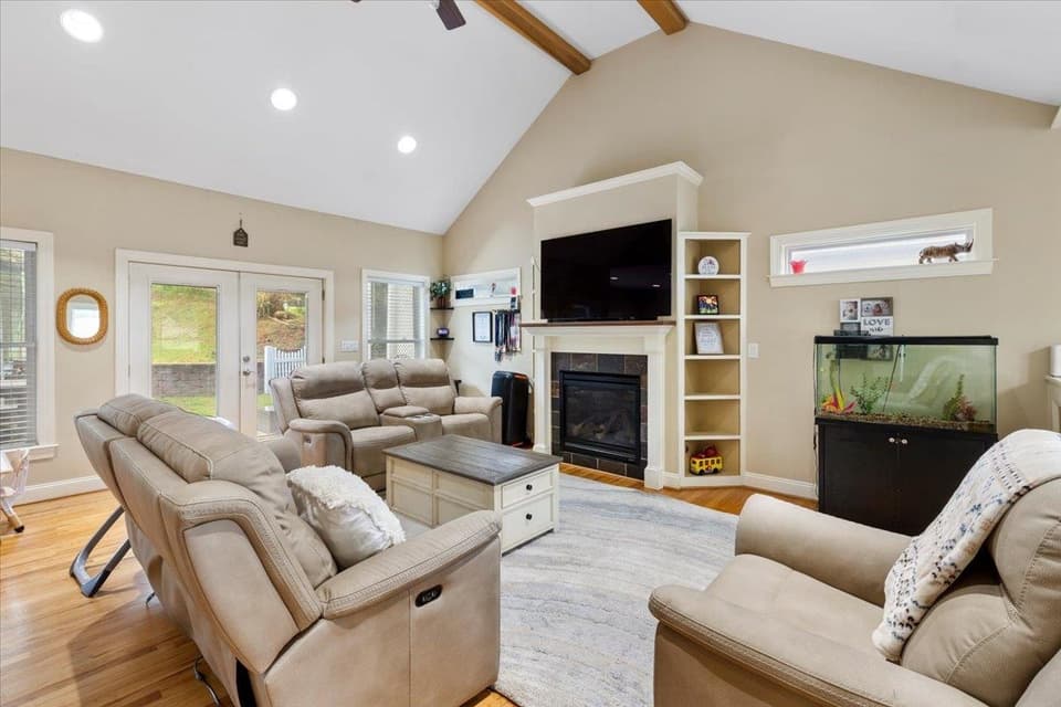 1015 Falor Lane, photo 10 of 40