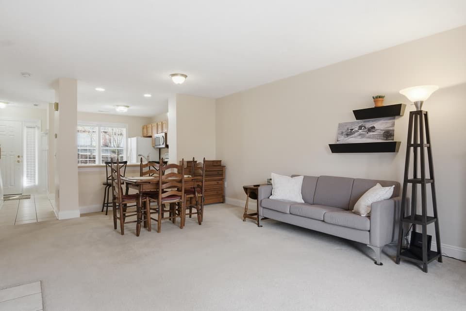 565 Oaktree Boulevard, photo 17 of 31