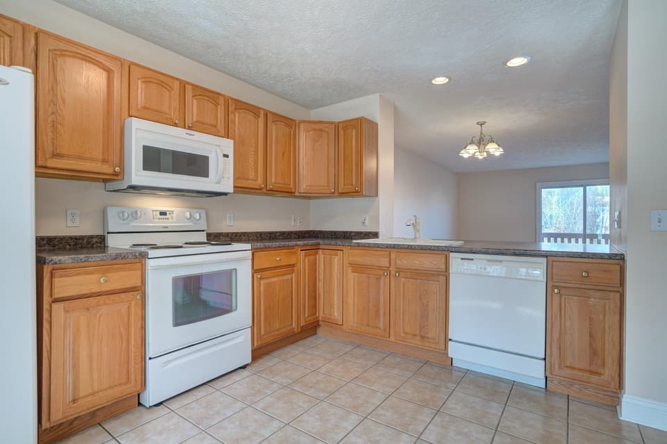 825 Oaktree Boulevard, photo 9 of 32
