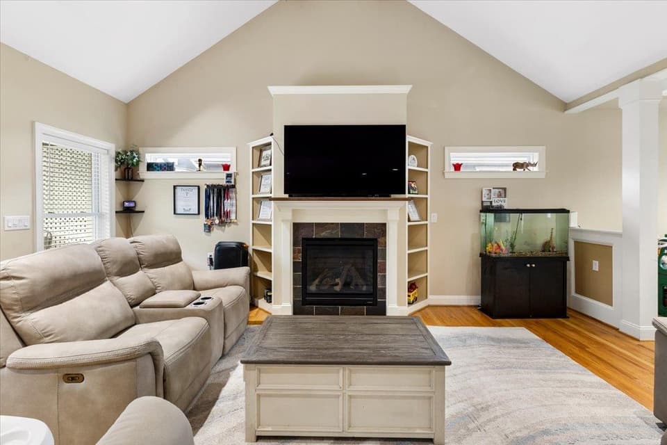 1015 Falor Lane, photo 11 of 40