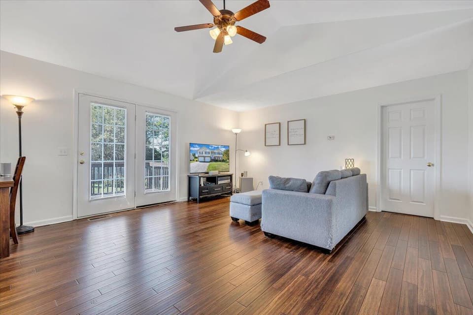 440 Chelsea Loop, photo 3 of 37