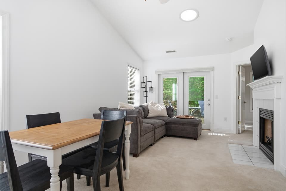 450 Silver Leaf Drive, photo 8 of 27