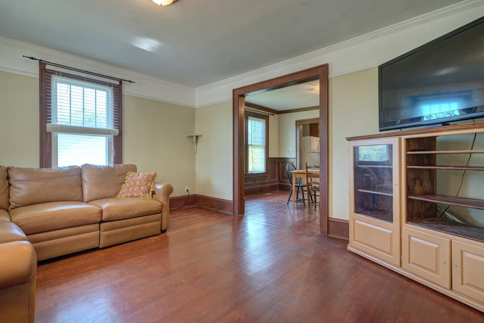 110 Lester Street, photo 11 of 40