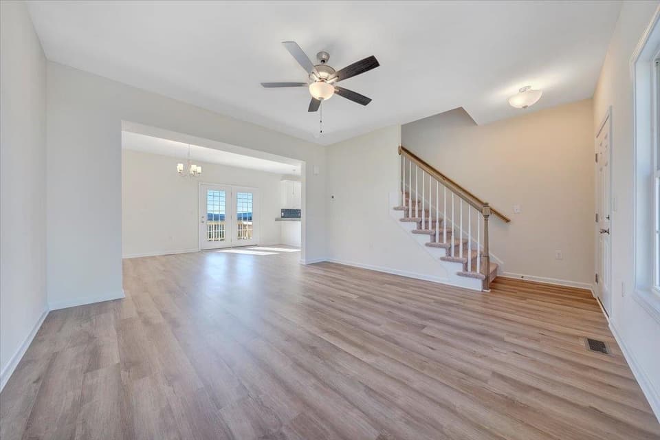 960 Holland Loop, photo 7 of 16