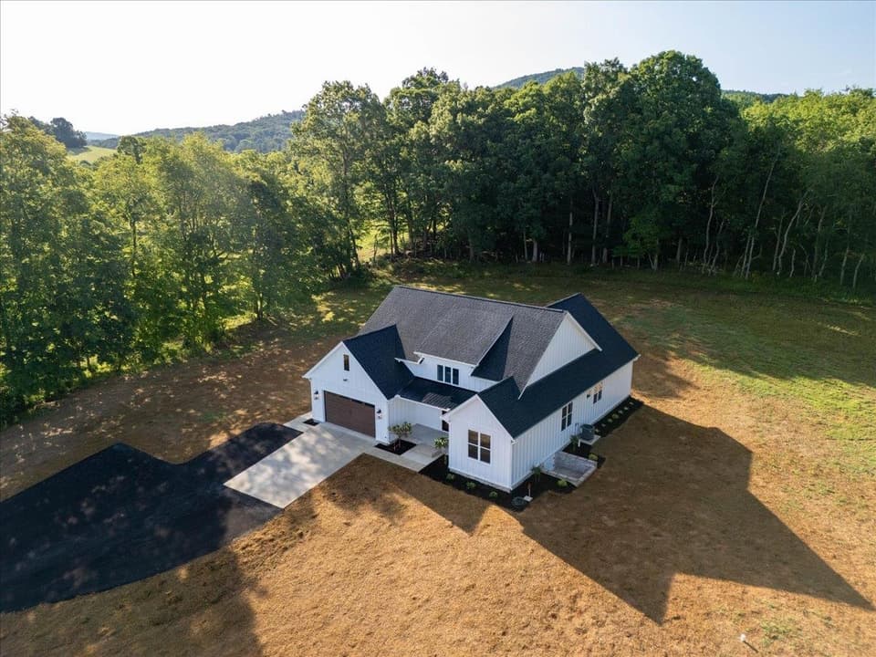 4480 Fairview Drive, photo 2 of 36