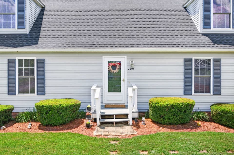 170 Cullen Court SE, photo 7 of 40