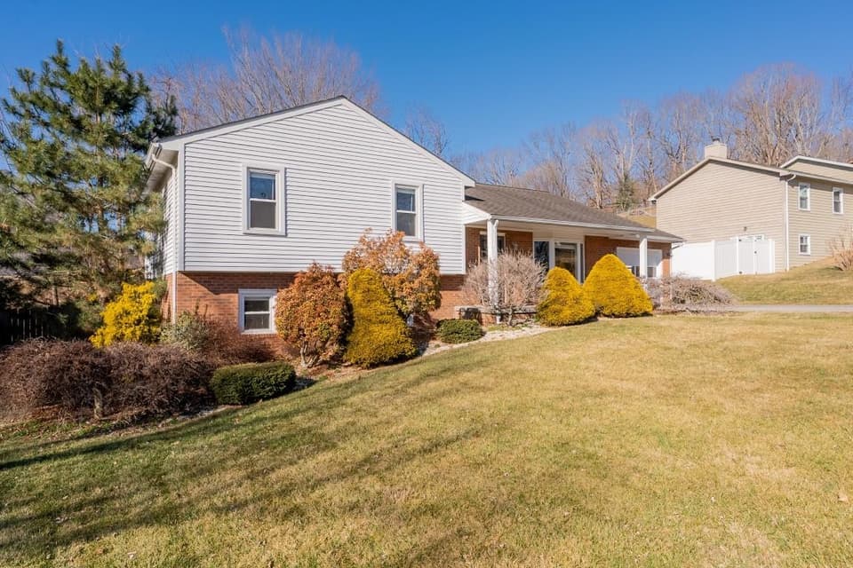 640 Lyle Lane, photo 5 of 40
